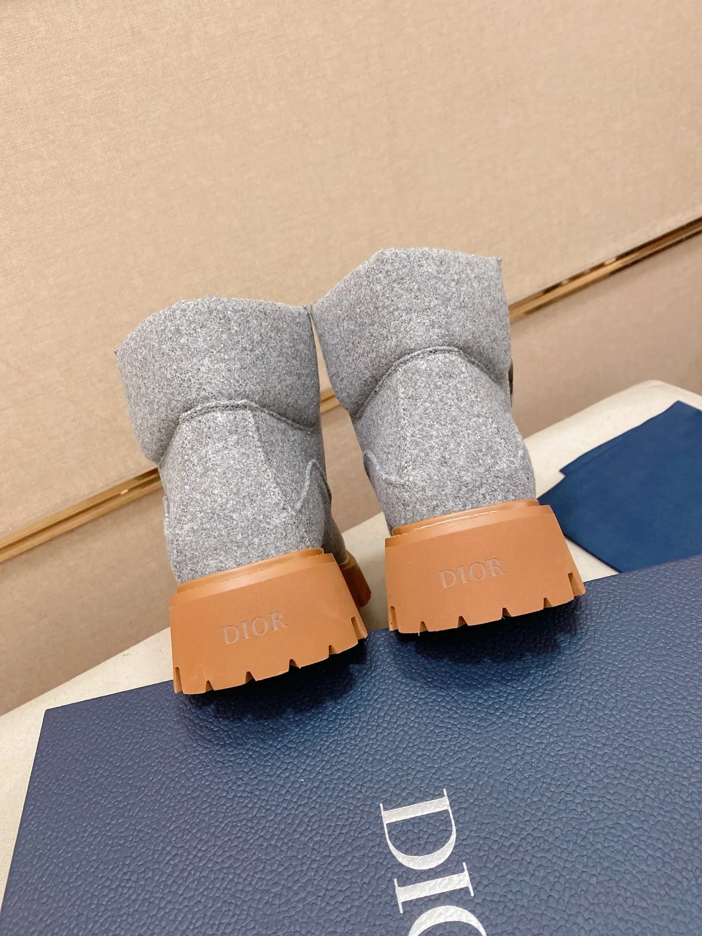 Factory price: 560💰[Dior·Dior] New casual high-top men's shoes, new spring and summer design, perfect workmanship, lace-up lazy style to create cabinet quality, upper: imported first-layer cowhide, high-grade sheepskin lining soft and comfortable, ultra-light TPU wear-resistant outsole, simple, versatile fashion men's shoes, excellent color code number 38-44. Customized at 45.46